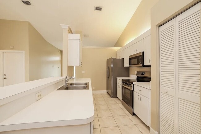 Building Photo - 6066 Ungerer St