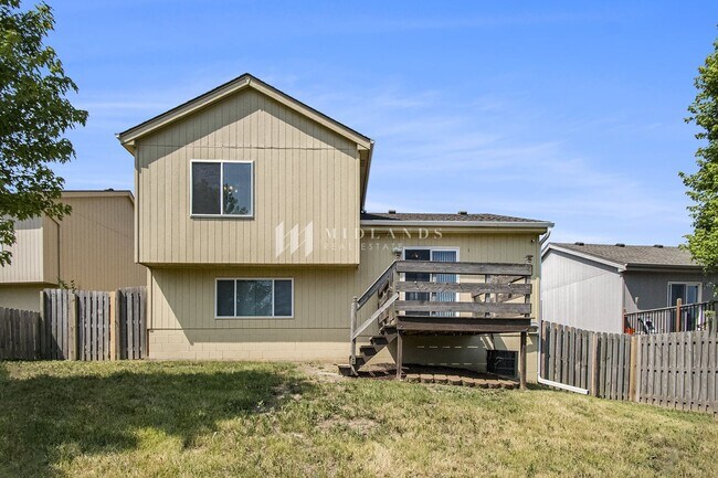 Building Photo - Multi-Level Elkhorn Home