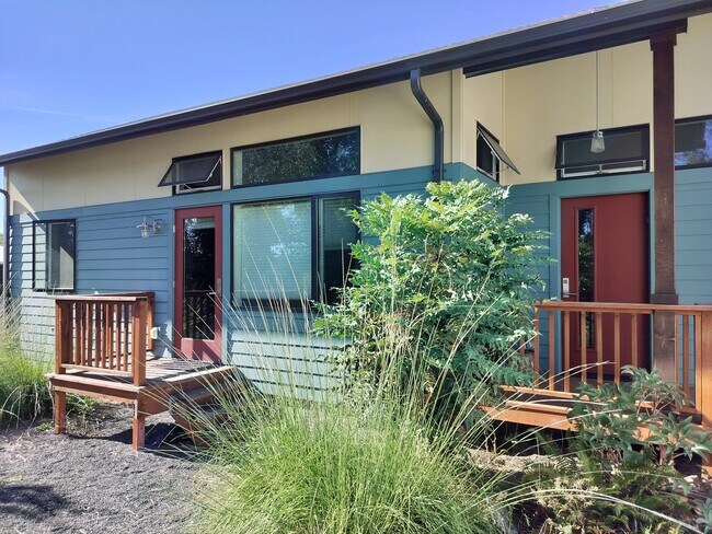 Front porch and side door - 16261 SE Sun Ave