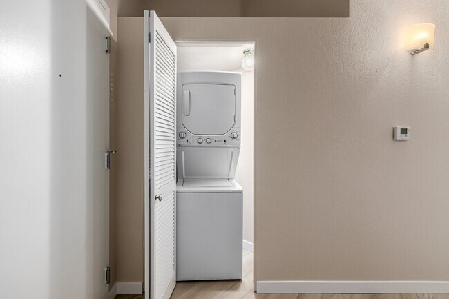 Building Photo - A Great modern 2 Bed / One bath for rent