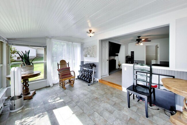 Building Photo - 115 S Kainer Ave