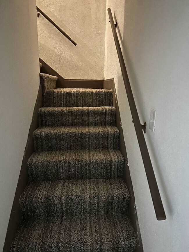 Building Photo - Spacious & Affordable 3-Bedroom Home - New Carpet and New Kitchen