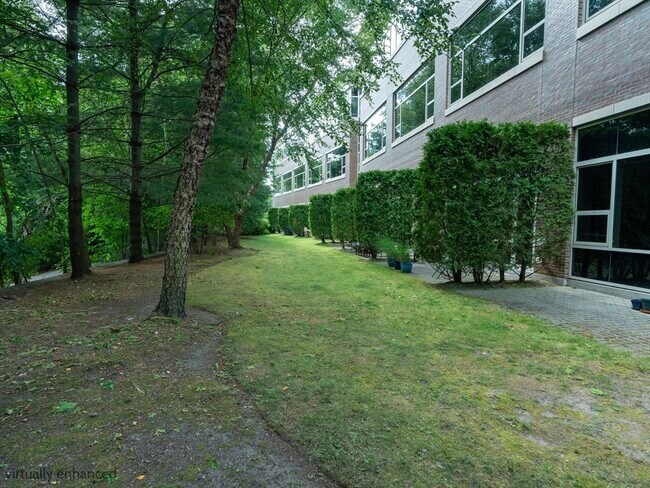 Building Photo - 290 Pleasant St