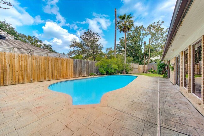 Building Photo - 11024 Riverview Dr