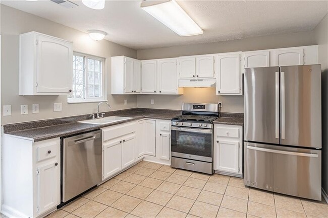 Building Photo - 210 Littlewick Way