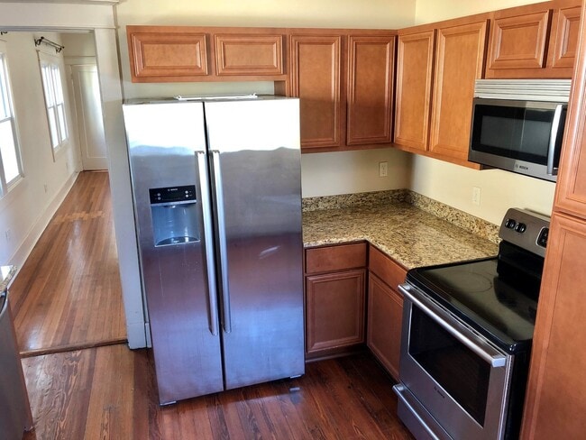 Building Photo - 2BD/1BA w/ Sun Room only Blocks from Bayou...