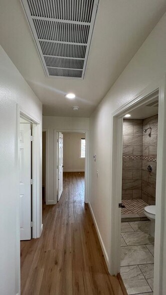 Building Photo - 419 N Sloan Ave