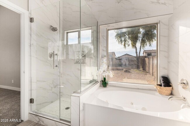 Building Photo - 911 E Lovegrass Dr