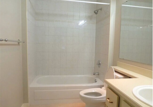 Building Photo - 2Bd/2Ba Spacious Bellevue Condo - W/S/G & ...