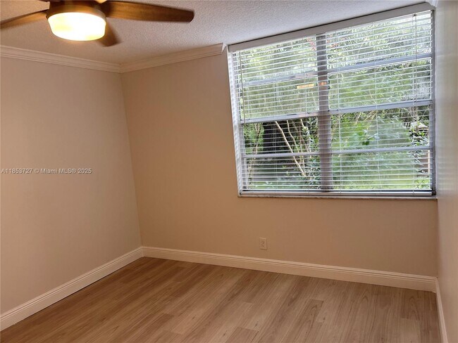 Building Photo - 9410 Live Oak Pl