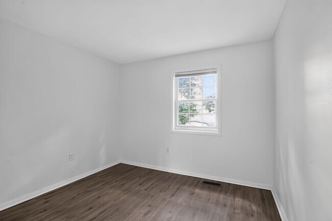 Building Photo - Available 3 Bedroom 1.5 bath Townhouse in Fredericksburg, Stafford County
