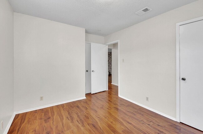 Building Photo - 500 Algerita Dr