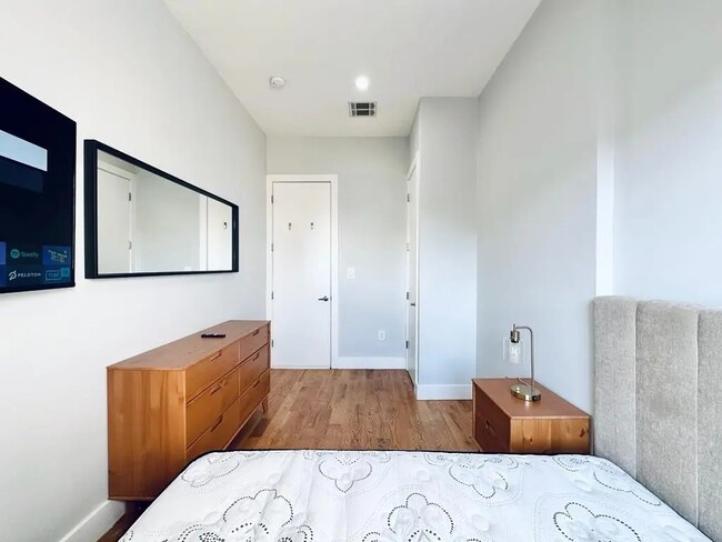 Building Photo - Furnished room/NOT APARTMENT