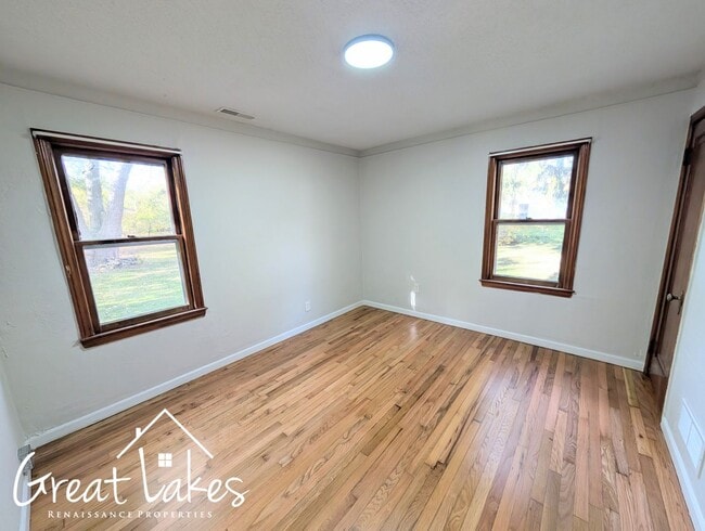 Building Photo - Beautiful 2 Bedroom 1 Bathroom now availab...