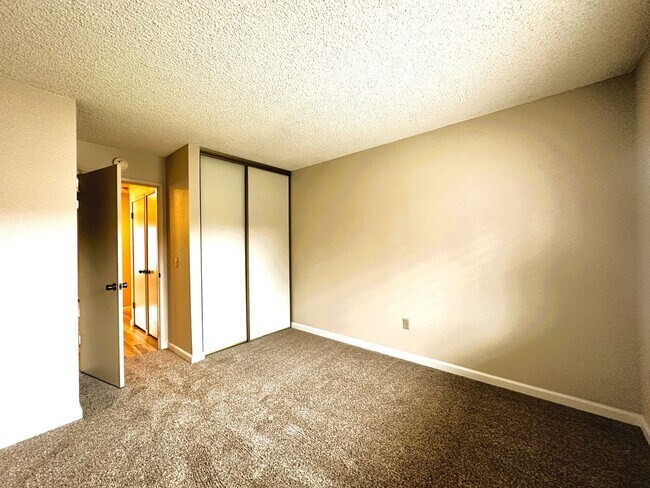 Building Photo - 180 Park Place Dr