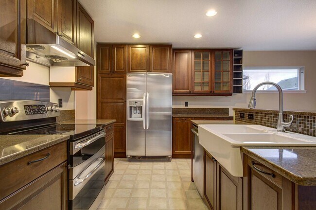 Building Photo - Bethany Single Family Home 4 Bed + Office 2.5 Bath!