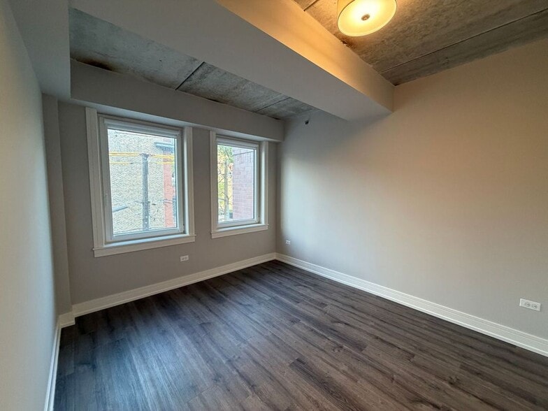 Building Photo - 952 W Carmen Ave