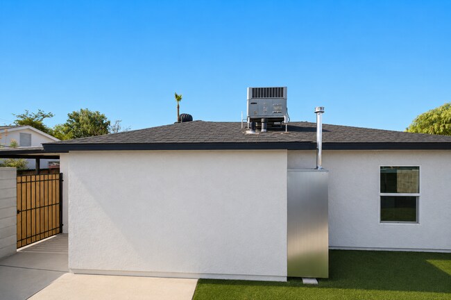 Building Photo - 1005 E Mariposa St