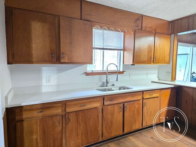 Building Photo - 1617 E 59th St