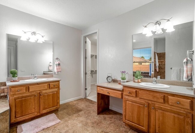 Building Photo - Washington Fields Home with Casita!