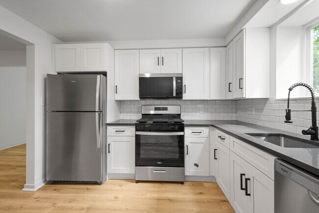 Building Photo - MOVE IN TODAY! 2-BEDROOM IN THE HEART OF C...