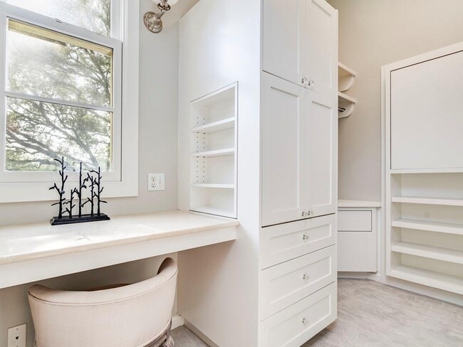 Building Photo - 404 Almarion Dr