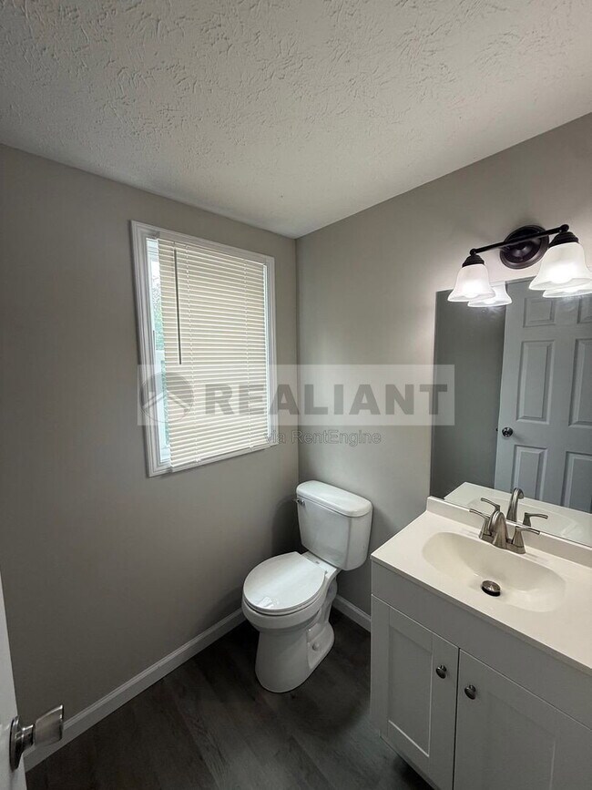 Building Photo - 1684 Hill View Pl