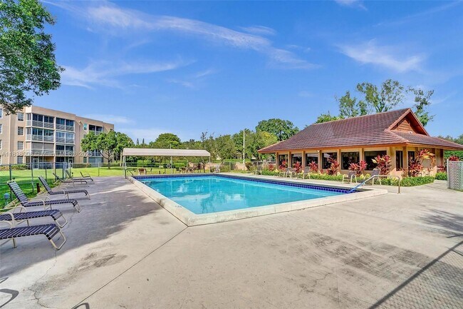 Building Photo - 1900 Sabal Palm Dr