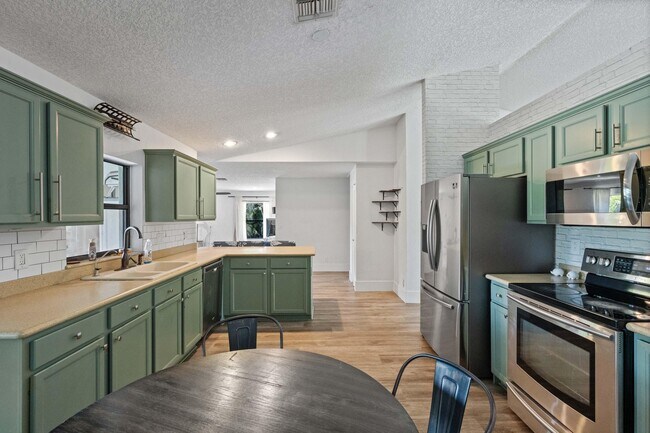 Building Photo - 16820 Deer Path Ln