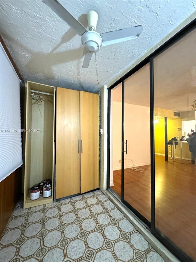 Building Photo - 2841 Somerset Dr