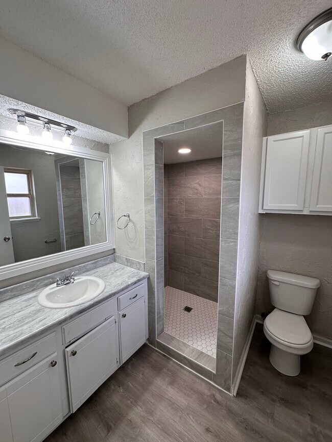 Building Photo - 4700 Clendon Way