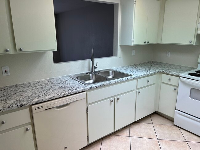 Building Photo - 517 W Duke Dr