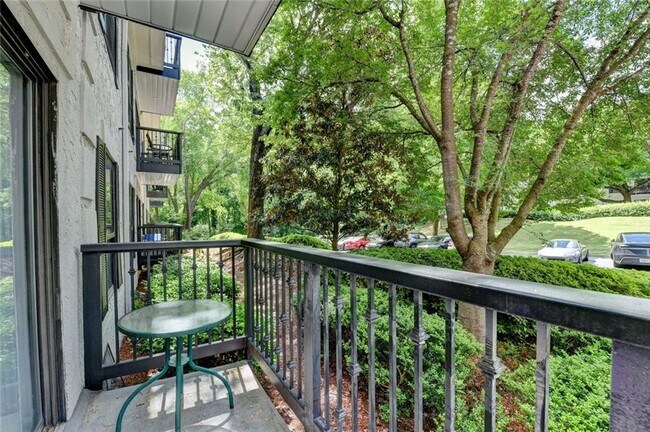 Building Photo - 4101 Pine Heights Dr NE
