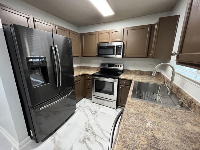 Building Photo - "Chic & Cozy: Modern 2-Bed Townhouse with Marble Accents in Greensboro!"