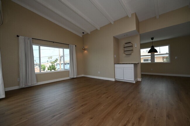 Building Photo - 4672-76LB