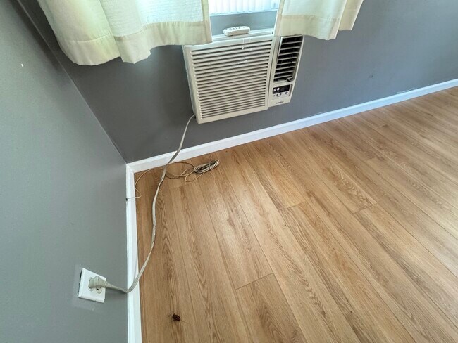 Building Photo - 9217 Alcott St