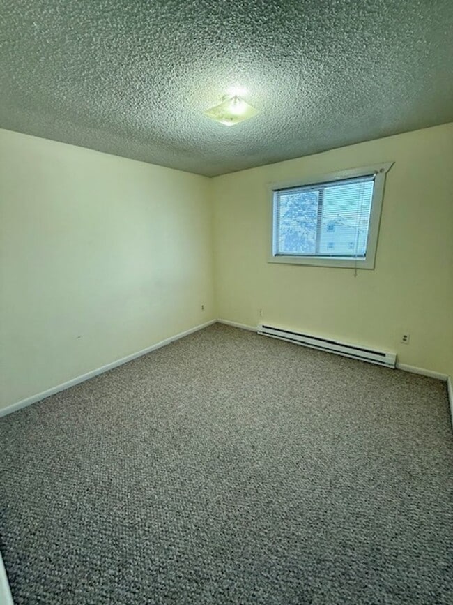 Building Photo - 2 Bedroom 1 Bath Duplex - NEW LOW PRICE