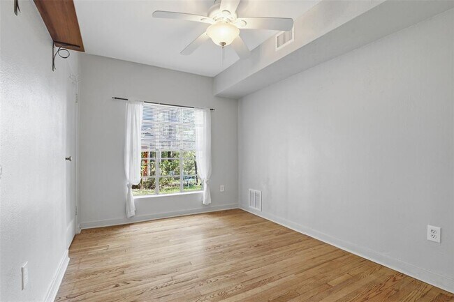 Building Photo - 3901 Wrightwood Rd
