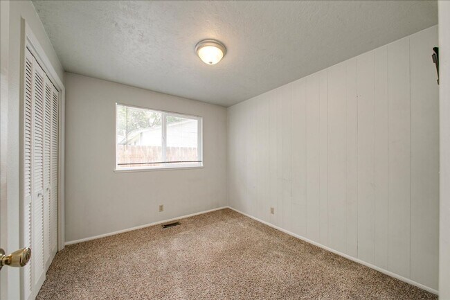 Building Photo - Desirable SE Boise Home Minutes From BSU!