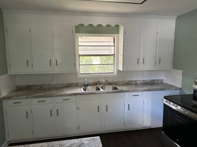 Kitchen - 1909 Summerville Rd