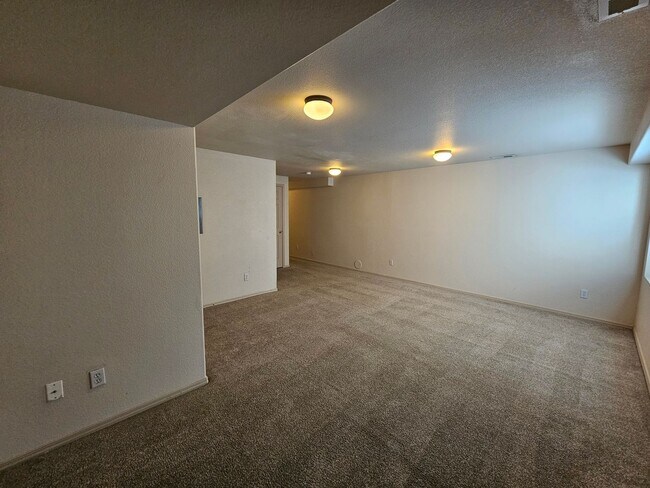 Building Photo - 3 Bed 4 bath Townhome in University Village!