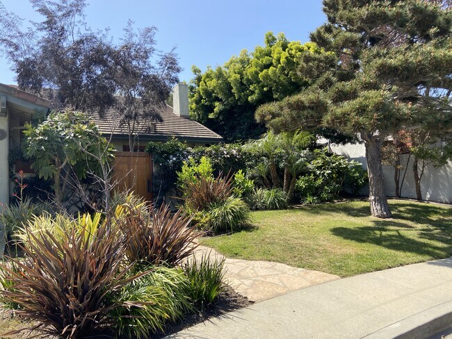 Landscaped Entrance - 1270 Bryant Pl