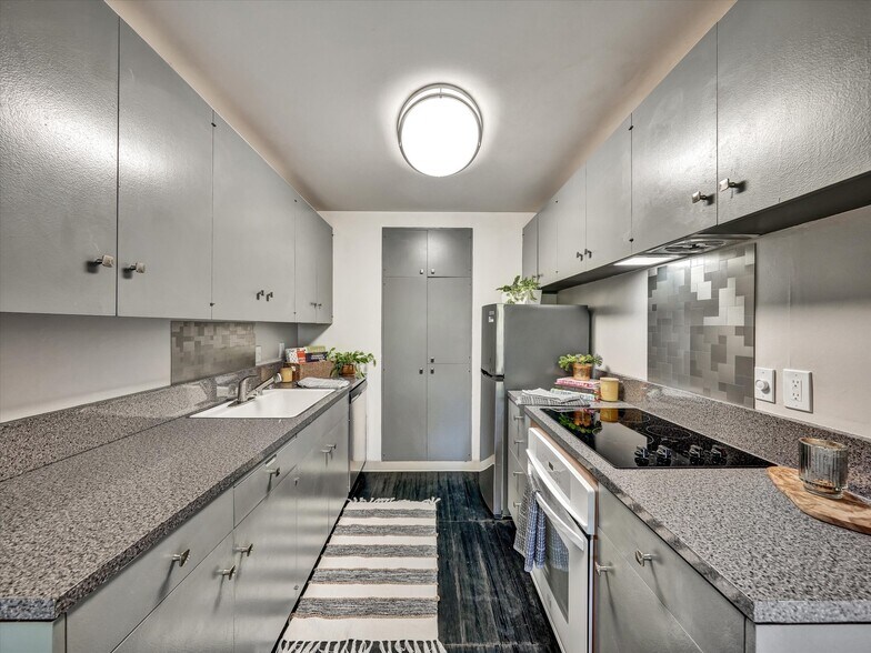 Kitchen - 38 Surrey Ln