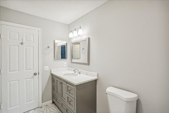 Building Photo - Great 3+2+ Loft in Germantown!