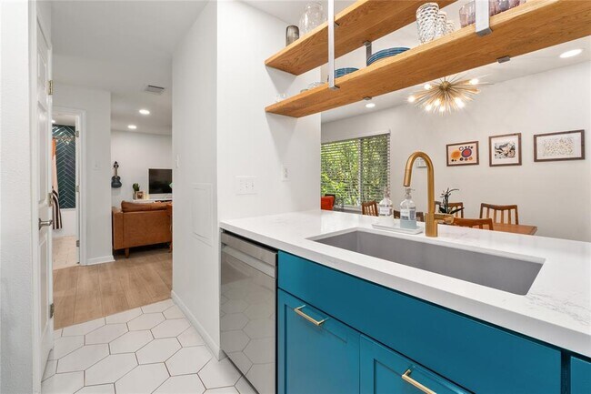 Building Photo - 2450 Ashdale Dr
