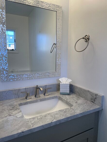 Building Photo - 203A Locust St SE