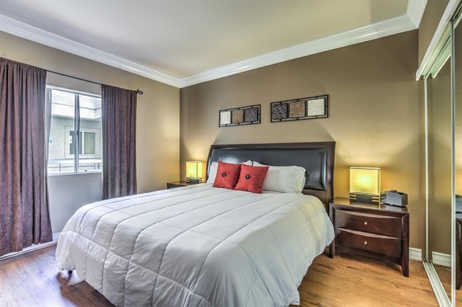 Building Photo - 210 E Flamingo Rd