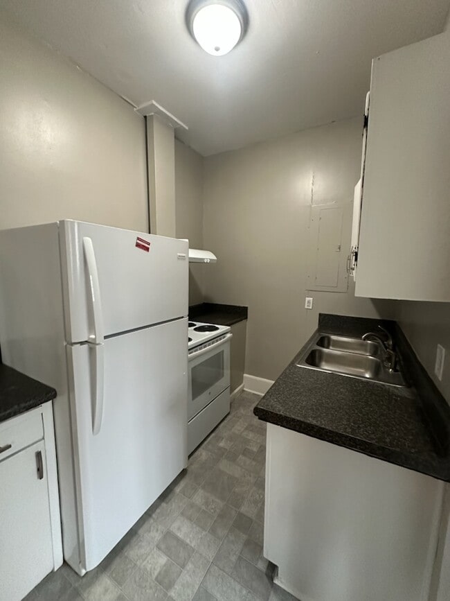 Building Photo - 126 E College St