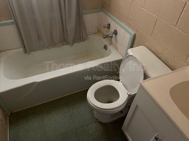 Building Photo - 415 Rocky St