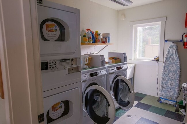 Building Photo - Lovely Langley Condo and Pet Friendly!